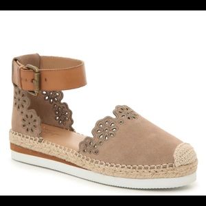 Super cute! Good condition, lightly worn.